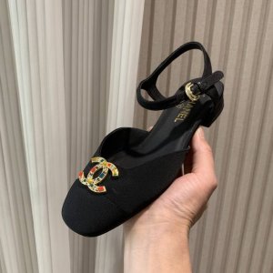 chane*｜小香25P春夏新品 双C粗跟凉鞋 乖巧秀气的珍珠跟优雅减龄 仙气满满的公主氛围！ 鞋面采用定制进口真丝 内里垫脚均为粒面羊皮 意大利进口真皮大底！