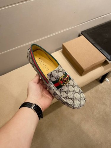 实价 Gucci 古奇官方新款，意大利名模贵族们棒棒款，时尚界的佼佼者，无可超越，明星周杰伦同款，原单正品，采用进口原版牛皮+原版牛皮内里。法国殿堂级尊贵款售价