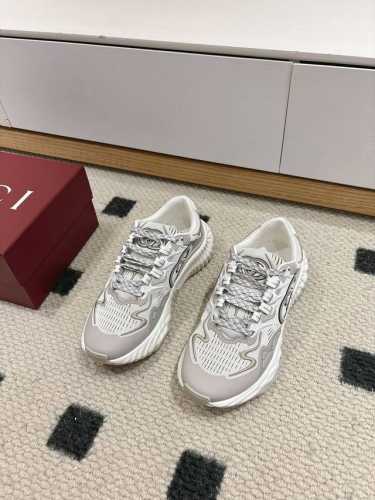 Gucci古驰G家 24ss最新款 老爹鞋 厚底 休闲 运动鞋 这款Rhyton系列运动鞋采用象牙白色皮革搭配复古设计，鞋身巧妙融入撞色互扣式双G镂空细节，为这