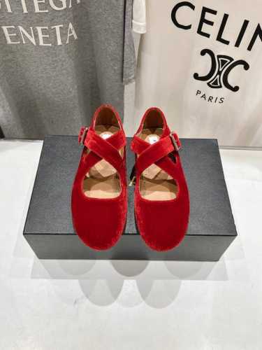 高版本出厂 独家新品 Alaia 阿莱亚24ss 走秀款平底芭蕾舞鞋 最近超火的一款平底鞋 章小蕙同款 甜酷芭蕾风 人气超高的一款芭蕾舞鞋，浪漫又迷人 舒适百搭