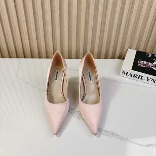 2054 新款新品 MIU MIU 全新超美装饰搭配,时尚淑女气质十足 双色拼接 又不乏美艳色彩,外侧附带弹力象巾 上脚非常方便意大利引进的原版楦头是最新楦、出