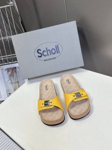 balenciaga巴黎世家 X Scholl联名款木塞底勃肯拖鞋 凉鞋 以巴黎世家的设计才思融合 Scholl 的工艺专长，打造格外舒适的护足鞋履与鞋垫。其中