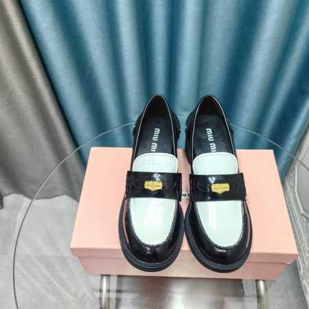 代购级别独家首发miumiu缪缪2024秋冬新款英伦风系带乐福鞋MiuMiu秀场适当“邋遢”擦色工艺独一无二的工艺来自Miu Miu系列的细节特写 NewBal - 点击图像关闭