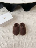 出厂 The Row24 新款包头拖 勃肯拖 第一眼看到这个鞋子就爱上了，带点复古味随意搭配都好看，一贯极简风格，没有任何logo点缀，采用全皮套包制作工艺，老