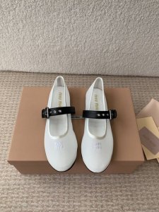 miumiu 缪缪25夏季新品玛丽珍芭蕾舞跳舞鞋平底简易单鞋奶奶鞋！ 满满的少女心，款式设计可爱优雅不乏美艳色彩，简简单单又藏着小心机，优雅大方低调显气质，可咸