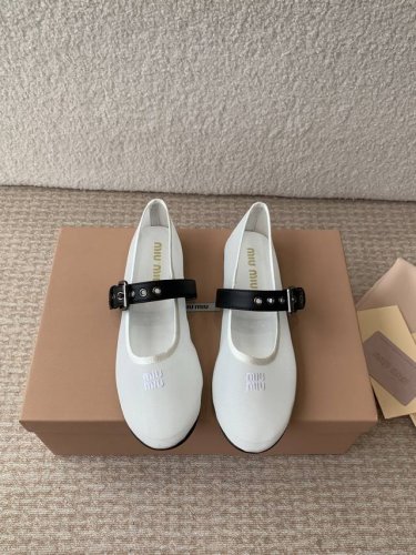 miumiu 缪缪25夏季新品玛丽珍芭蕾舞跳舞鞋平底简易单鞋奶奶鞋！ 满满的少女心，款式设计可爱优雅不乏美艳色彩，简简单单又藏着小心机，优雅大方低调显气质，可咸