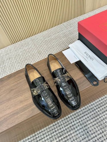 Balmain巴尔曼商务皮鞋 采用进口漆皮搭配鳄鱼纹面料，搭配真皮鞋底，鞋垫、鞋垫均有专属标志，牛皮内里让鞋子穿在脚上时尚又舒适。 码数：39-44，38.45