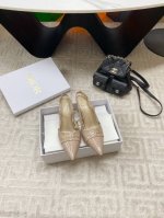 出厂 Dior 迪奥25S新品尖头字母 尖头后跟凉鞋高跟鞋 这季的字母系列真的要狂种草啦~ 字母Logo设计 特别修饰腿型 凸显品牌特色 满满的高级感 加上凹凸