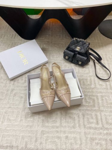 出厂 Dior 迪奥25S新品尖头字母 尖头后跟凉鞋高跟鞋 这季的字母系列真的要狂种草啦~ 字母Logo设计 特别修饰腿型 凸显品牌特色 满满的高级感 加上凹凸
