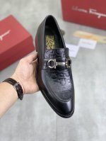 工厂价 水染牛里 Salvatore Ferragamo 菲拉格慕 男士最新款休闲商务皮鞋！专柜同步上市！面料采用专用进口原版小牛皮，内里采用进口水染牛皮，绝对