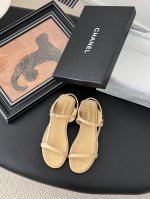Chanel 小香25S新品链条双C凉鞋 原版1:1复刻 经典中的经典 无论搭配裤装还是裙装都是完美 小仙女们必备！ 鞋面采用进口小羊皮 内里顶级混种羊皮 意大