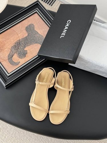 Chanel 小香25S新品链条双C凉鞋 原版1:1复刻 经典中的经典 无论搭配裤装还是裙装都是完美 小仙女们必备！ 鞋面采用进口小羊皮 内里顶级混种羊皮 意大