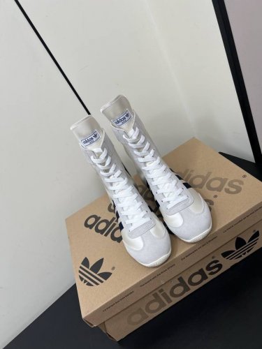 Adidas Japan系带高帮拳击高帮鞋 被Jennie穿火的Adidas拳击鞋。没想到拳击鞋可以这么时尚！上脚很舒服。 尼龙和麂皮拼接，金色“Adidas