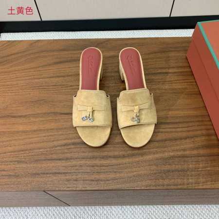 Loro piana 代购级高跟拖鞋。这款绒面拖鞋搭配饰有Loro Piana My Charms 吊坠的饰带，并饰以同色缝线。精致柔美，适合搭配都市和度假装束 - 点击图像关闭