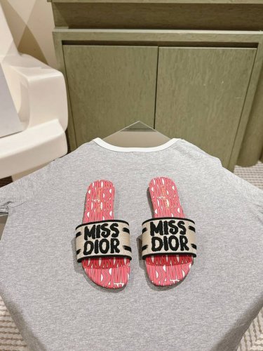 迪奥 Miss Dior系列平底拖鞋 字母刺绣Logo拼色一字拖鞋 1 专柜同步最新配色夏季胶囊系列立体刺绣度假字母拖升级版 美爆的全新系列 暴走利器原Ban开