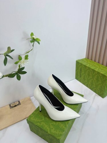 出厂 2025 Sss新款报到 Gucci 古*奇 原单品质 原汁原味的欧式风格 上脚非常完美穿搭上配此鞋 优雅大方 晶莹剔透 无论种各配件材质 都是家独一比一