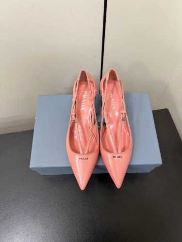 Prada 25ss 早春新款绝美尖头跟鞋 时尚界久违的极简之美经典时尚配色 毫不费力的优雅风来袭 时髦 精致 绝美 包头尖头 开边珠外穿时尚气质简约新款日常拖