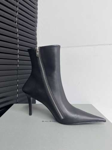 最高版本出厂短靴 长靴 Balenciag*巴黎世家秋冬尖头拉链长靴！ 想成为巴黎家的女人 好飒啊 这双靴子的版型太牛了 像刀一样刻在我心里 极致得像个模型 没