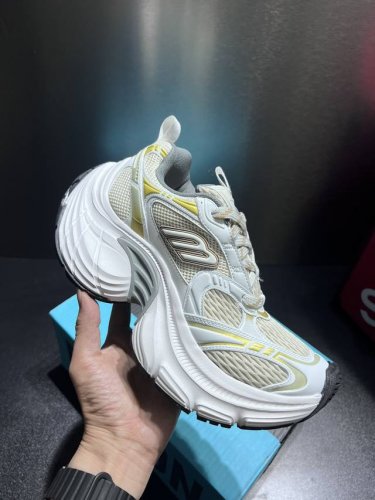 balenciaga巴黎世家 Cargo 6Xl Sneakers 圆头系带 低帮生活网布系带低帮走秀复古 Balenciaga始终站在时尚前沿 这款拥有巨大尺