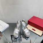 高版本valentino 巴黎时装秀场款推出最新款华伦天奴恨天高防水台漆皮透明跟凉鞋 华伦天奴此系列演绎全新时尚魅力 延续超高跟设计，深得海外知名博主青睐 千万
