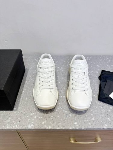 prada 普拉达 25Ss春夏新款 德训鞋 休闲鞋 精工制造，缝线均匀，皮质质感一览无余，多色拼接，时尚大方，柔软舒适透气，外侧饰有prada字母徽标 搭配织