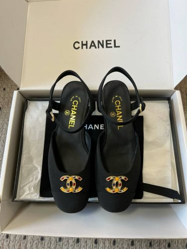 代购级别 Chane* 小香25Ss玛丽珍 小香家绝美玛丽珍凉鞋 甜度爆表 美到犯规 圆方头设计 呆萌可爱 水钻 珍珠Logo 颜值超级在线 穿起来就是富家千金