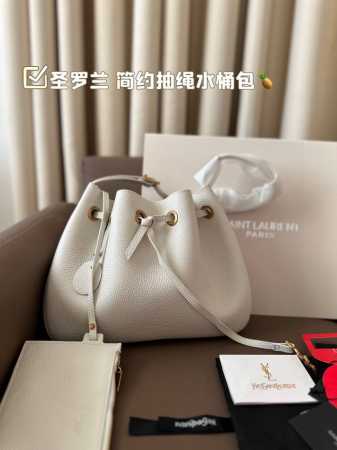 圣罗兰水桶 依旧简约的新款水桶包，抽绳搭配标志性Logo，大容量设计颜值与实用并存 皮面质感高级，内配有可拆卸的小包 随意切换腋下包Or肩背包满足了日常多种场合 - 点击图像关闭