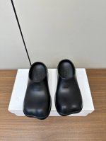Maison Marginal* Mm6马吉拉24Ss新款米奇 苹果分趾的头型设计、圆柱低跟！整体鞋子看着呆萌！可爱的米奇拖鞋，上脚巨巨巨舒服！完全脱不下来！