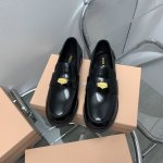 工厂P直销 女鞋 女装 女鞋工厂P Miumiu 秀款！22Aw招财硬币便士乐福鞋上世纪50年代，乐福鞋搭配制服，风行美国校园。学生为抗议校内着制服的规定，便将