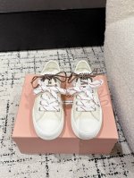 miu Miu缪缪 25 水洗牛仔布 帆布 皮面 圆头系带 低帮 帆布鞋 颜值担当火爆款帆布鞋 不得不入的一款～做旧时尚，简约高级 随意搭配上脚非常舒适，年度必