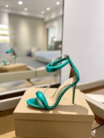 吉安维托 罗西 Gianvito Rossi Eiko Stiletto，轻松移动。这款 胖胖高跟凉鞋秉承了其传统意大利工艺，专注精巧细节，打造优雅女人味，每
