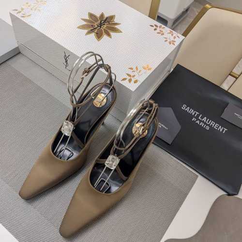 SAINT LAURENT ” SYL圣罗兰 顶级版本25SS众明星网红追捧的圆柱体细高跟，玻璃宝石小方头后空环踝高跟拖鞋。SYL 2025官方VIP 贵宾版金