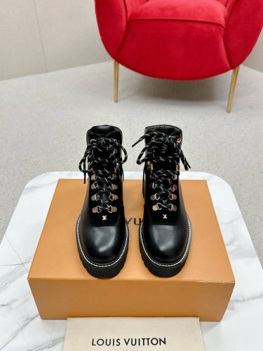 LV路易威登 驴牌 L家 Louis vuitton 及踝靴 马丁靴 系带 短靴 原版购入开发 做货 本款平底靴以光滑牛皮革演绎经典登山靴风范，借 LV 字母饰