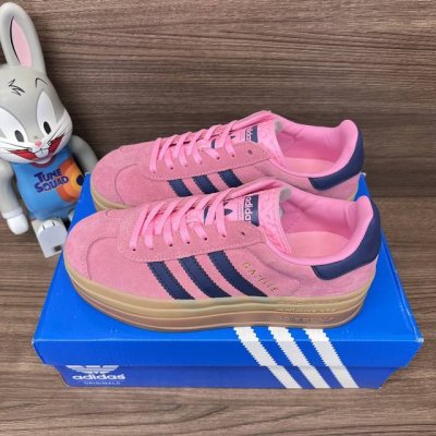 顶级版本Adidas Originals Gazelle 舒适潮流厚底 耐磨防滑增高低帮粉色板鞋。 货号: H06122 包装:全套得物配件毒盒配纯棉袜子一副。