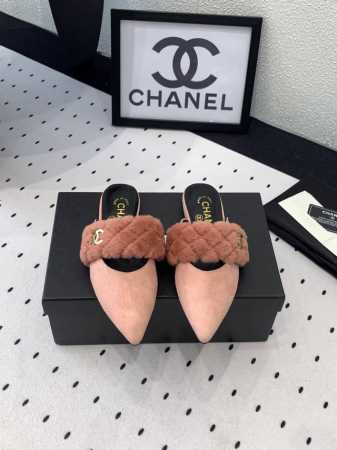 Chanel 新款毛毛拖鞋 秋冬搭配袜子休闲又慵懒 上脚真的好看又时髦 手感细腻柔软丝滑 进口羊京貂羚毛鞋面 原版意大利真皮大底 Size：35-39 40 4 - 点击图像关闭