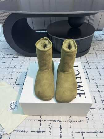 高版本！罗意威LOEW* 呆萌雪地靴系列 皮毛一体 超级超级舒服！最新款雪地靴 正品购入开发 完美复刻 设计师推出探索时尚界对于原创与挪用的概念、以全新系列致敬 - 点击图像关闭