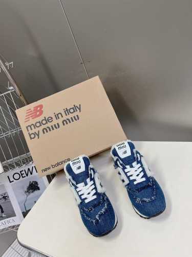 Miu MiuNew Balance 574联名系列、各大品牌都热衷于跨界联名、缪缪这次联名诚意满满非常有亮点鞋面粗纹布料拼接、做旧毛边设计、复古又叛逆、令人眼