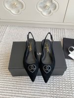 后空鞋代购级CHANEL小香2025春夏新款，中古系列时尚爱心双C浅口尖头后空凉鞋 单鞋上脚就是有那种说不出来的气场，一秒击中小心心经典又优雅非常淑女的一款，符