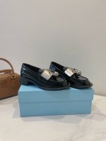 prada 普拉达 25Ss新款 太飒啦 出现在各大杂志上的一双主推鞋款 堪称德比乐福鞋的天花板 复古时髦狠百搭 狠狠拿捏了 一不小心回到了80年代 低调又克制