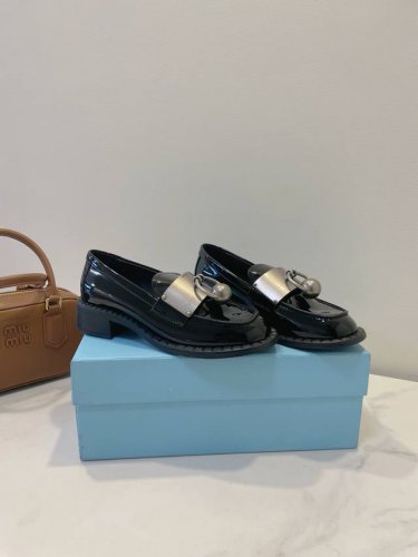 prada 普拉达 25Ss新款 太飒啦 出现在各大杂志上的一双主推鞋款 堪称德比乐福鞋的天花板 复古时髦狠百搭 狠狠拿捏了 一不小心回到了80年代 低调又克制