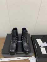 Chanel 经典双c秋冬马丁 装饰短靴 香奈儿秋冬重工爆款短靴 经典电绣菱格元素和链条元素交织，细节满满！ 小红书力推款，怎么搭配都好看，时髦精必备，香奈儿女