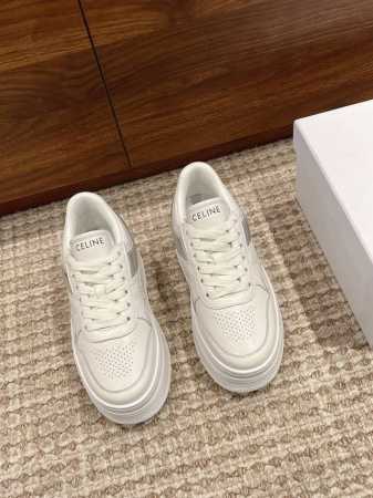 出厂价 Celine 思琳春夏季新款板鞋厚底鞋饼干鞋小白鞋 原版打造 所有材质完全对版！ 标志性 Triomphe 图案、正面系带、圆头、鞋舌垫脚饰有标志 上脚 - 点击图像关闭