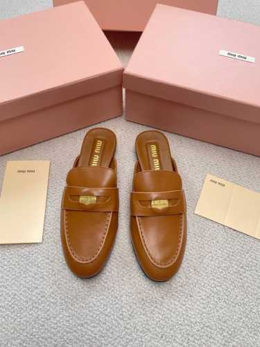 Miumiu24新款招财硬币鞋半拖 miumiu新出的“小钱币”真的让人一整个心都融化了啊除了中间夹着一颗钱币这种戳人细节之外，鞋型整体都狠秀气不笨重，也可以完