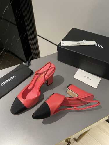 代购级 高跟版面 Chanel 经典Slingback后空凉鞋 前几年一直在做这个款 今年我们还是重新购版，再次精细Copy。 发现新版面的鞋面线条和形体舒适度