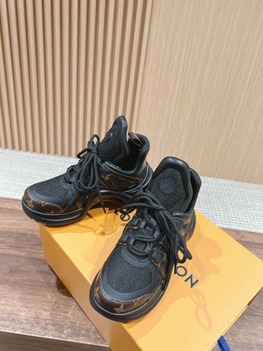 橙子出厂价p louis Vuitton 路易威登 Lv新配色 休闲老爹鞋 弓形运动鞋 不断的新品系列加入了更多配色细节 少女心爆棚 尽显青春活力 日常穿搭超级