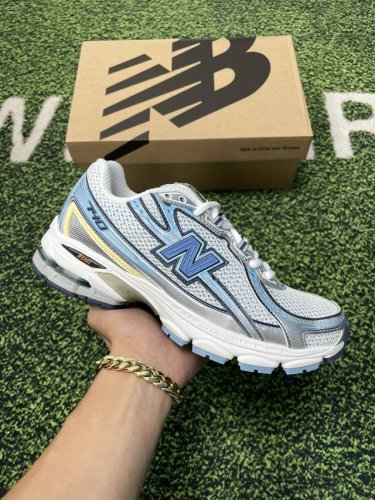 现货 公司级New Balance Mr740 Nb新百伦系列复古老爹风慢跑鞋！ 采用轻质牛剖革拼接透气网眼衬垫织物鞋面材质 T-Beam大底提供足步弓支撑 保