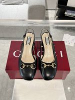 Gucci 女士马衔扣后系带凉鞋 这款浅口鞋甄选牛皮打造，匠心融蕴经典马衔扣造型配件。圆头和可调节脚踝搭扣设计相得益彰，演绎学院风格。 原版定制牛皮 内里定制羊