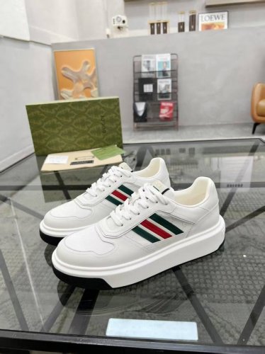新款男鞋Gucci 最新鞋出货 原单品质 时尚潮流 采用特殊材料 内里羊皮 全新包装 脚感超舒适 做工简直无可挑剔 码数:38-45