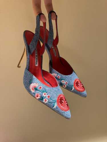 Manolo Blahnik经典花朵刺绣手工缝制中古高跟凉鞋，25新款水洗牛仔绝美高跟凉鞋 手工刺绣，复古工艺。每一个颜色都超好看 上脚都非常显白 高雅百搭。原