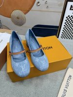 顶级版本 LV 新款粗跟单鞋 这款 Helios 凉鞋采用漂白Monogram 牛仔帆布制成，搭配天然皮革饰边，引人注目。该表款以精致的金色细节为特色，例如灵感